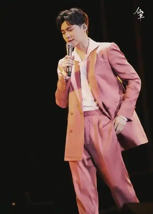 穿粉色衣服的男明星,任嘉伦最温柔,肖战最治愈,李易峰最绝_男星_西装