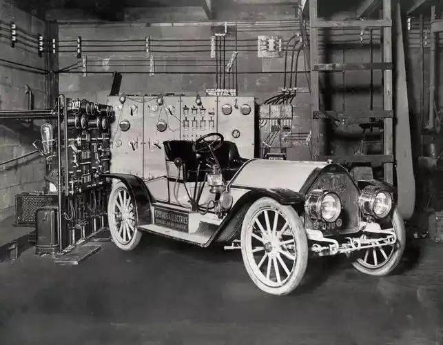 你知道吗电动车可比燃油车诞生早半个世纪呢