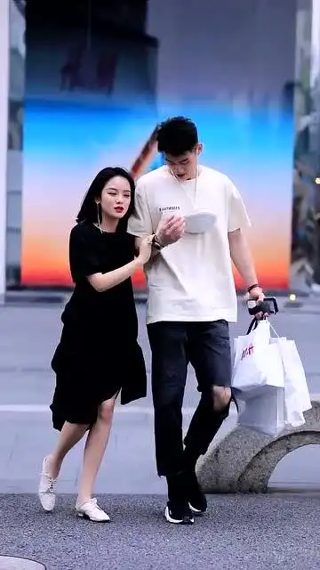 女生逛街的时候,男朋友就是用来拎包的,对嘛?