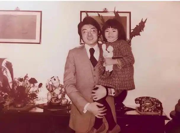 陈慧琳是在香港富裕家庭出生的,她的父亲陈崇伟是香港著名的"珠宝大亨