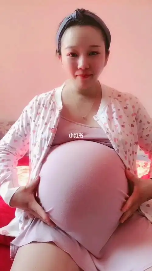 双胞胎九个多月肚子大得像个炸西瓜