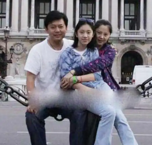 回顾何政军:43岁凭《亮剑》走红,成名不弃糟糠妻,恩爱30年