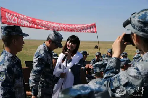 文艺女兵慰问部队为士兵撑伞