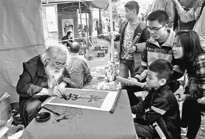 越南书法家为一家人书写"平安"二字,祝福新春平安吉祥.