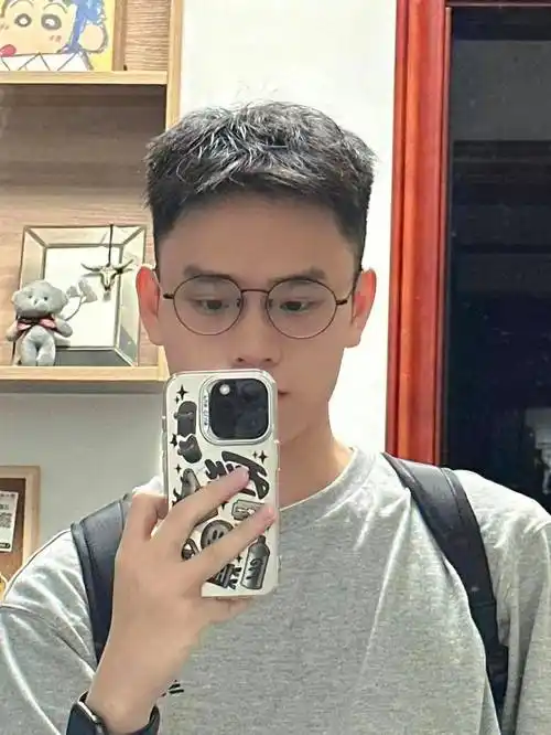 适合戴眼镜的男生发型