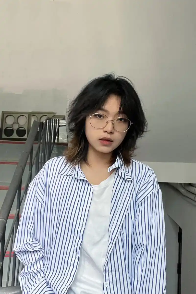 变帅只需要挡住脸.#卷毛 #短发 #ootd穿搭 #短发女生 - 抖音