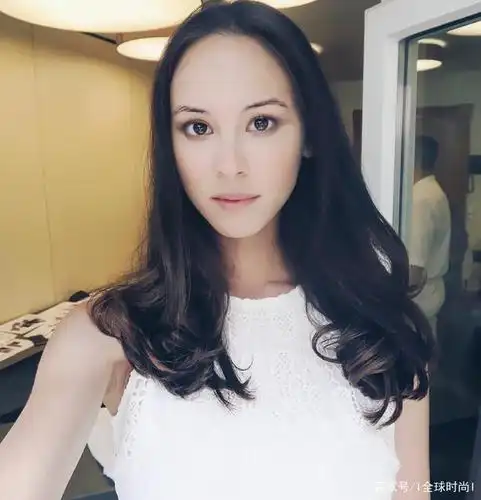 中澳混血模特 嫩白肤质温柔感,清新的海岸风一字肩的小女人