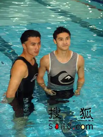 甚至司仪沈殿霞都为专注介绍田亮而忽略了谢霆锋