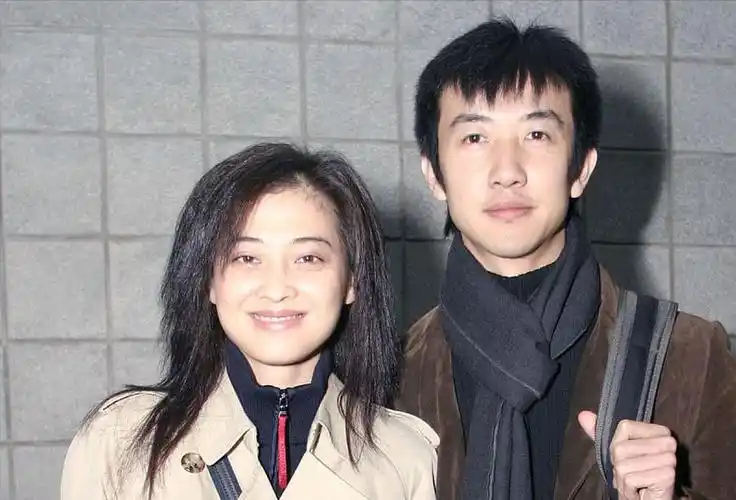 回顾梅婷拒绝名导演为前夫花400万二婚嫁摄影师幸福圆满凭啥