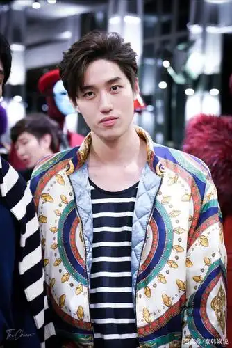 新晋时尚宠儿,泰星tor手持ysl和gucci代言,会拼尽全力保护女友