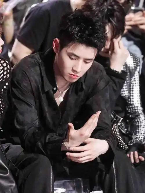 去年今日帅帅气气的学长任豪