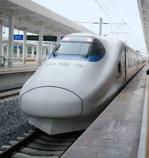 12月5日10时40分,时速250公里的和谐号动车组从崇左南站驶出,在中国