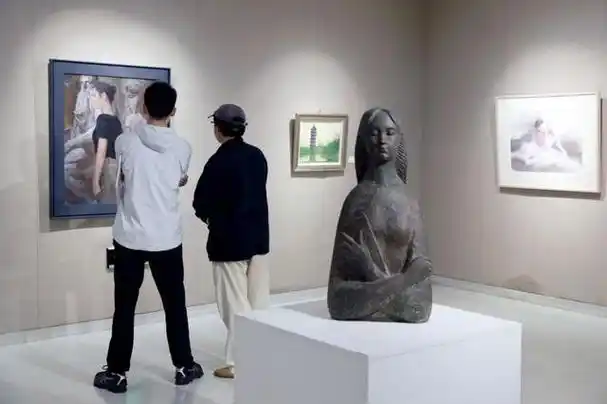 "上海市欧美同学会副会长邵宁说,"这些海归艺术家是独具光彩,个性张扬