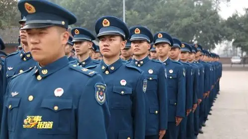 西部战区空军为1500名新兵举行授衔仪式