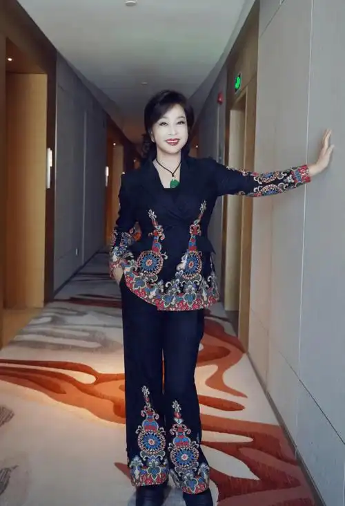 原创70岁刘晓庆要参加浪姐?穿连体裤高调亮相长沙机场,假睫毛真抢眼