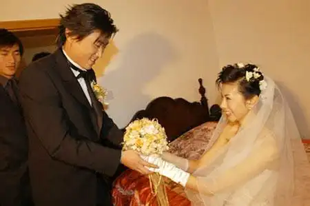 虞伟亮举行盛大婚礼 新娘向新郎献花(图文)