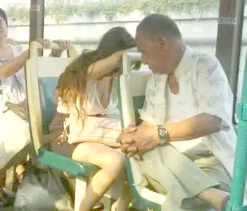 老人公交车上猥亵少女疑用下体蹭小姑娘臀部不出声