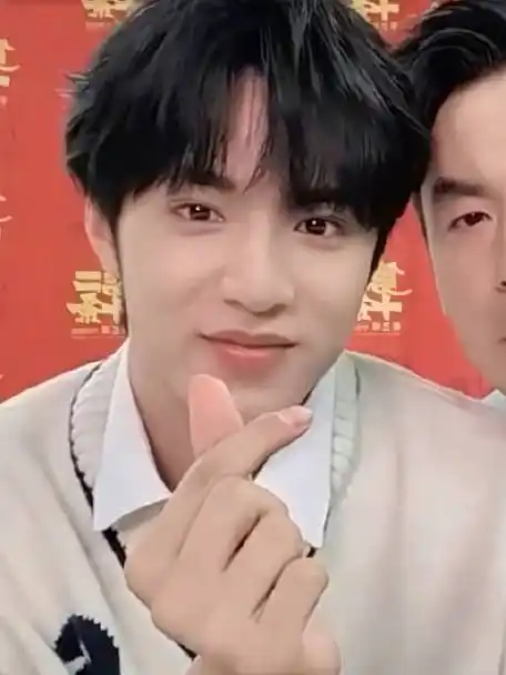 音刘耀文直播#快来接收@时代少年团-刘耀文向你发射的超甜比心五连拍!