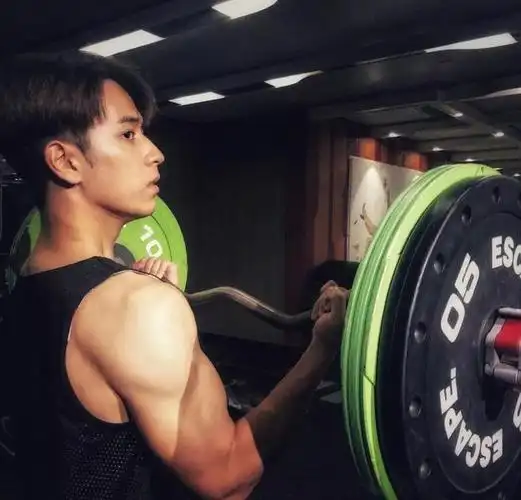 战胜明道,征服陈凯歌,新人演员陈若轩靠的演技还是颜值?