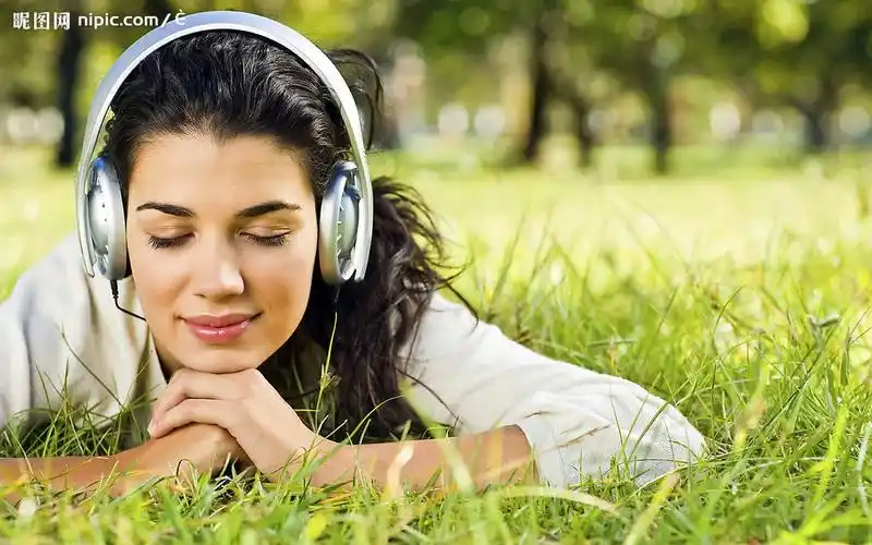 在草地里听音乐女人图片
