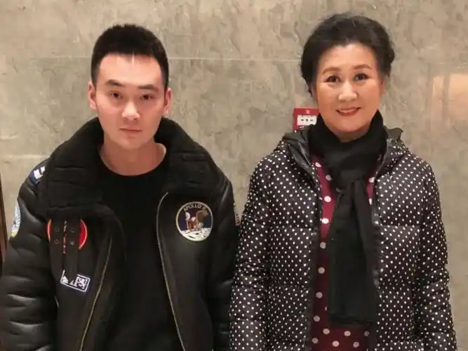 赵本山老搭档57岁黄晓娟,隐瞒多年的老公,原来是我们熟悉的他