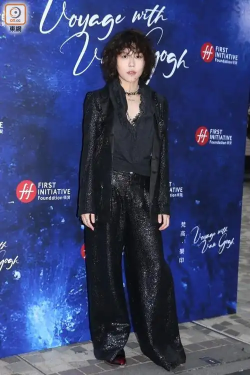 王菲女儿窦靖童昨晚在香港尖沙咀出席慈善活动,回应并辟谣已婚传闻