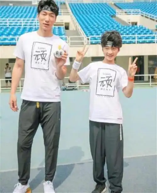 有种"遗传"叫张亮儿子,12岁大长腿比颜值吸睛,网友:等你长大