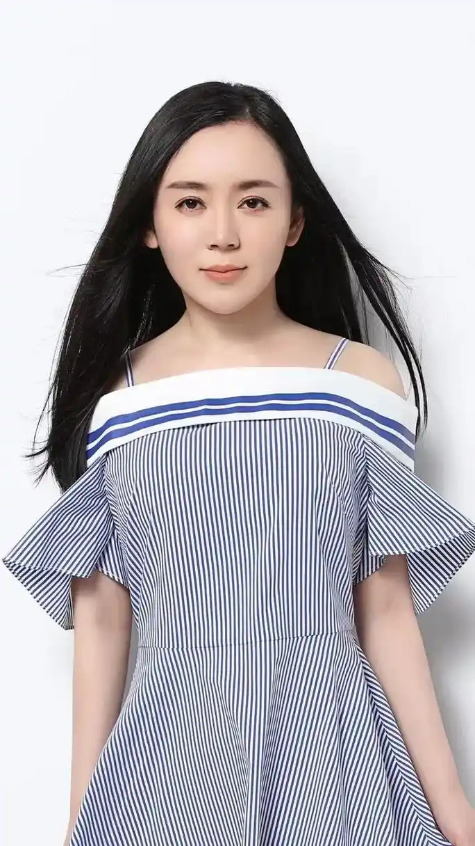 魏新雨,出生于内蒙古自治区通辽市,毕业于北京现代音乐学院,中 - 抖音