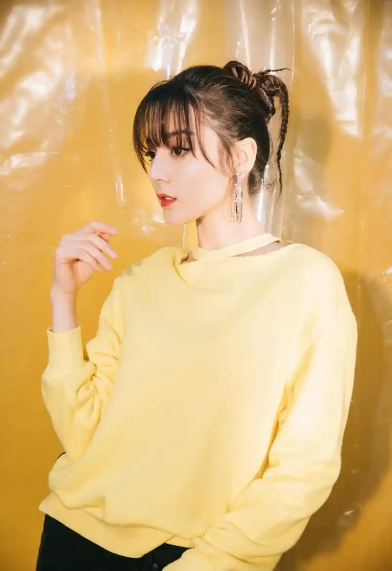 迪丽热巴现身活动现场齐刘海造型化身活力少女