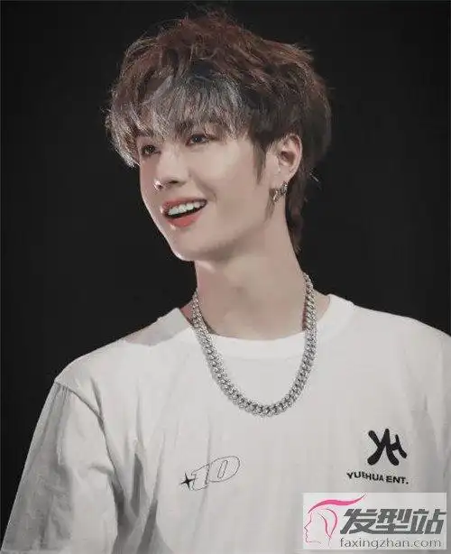 王一博挑染绿发 完美驾驭新造型