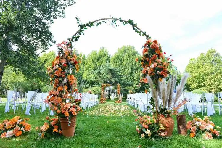 七彩的花环,洁白的婚纱,绿色的森林,这样的草坪婚礼,是人生中最浪漫的