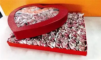 小伙用近20万元折999朵玫瑰求婚