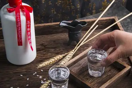 白酒白天酒水室内端酒动作摄影图配图