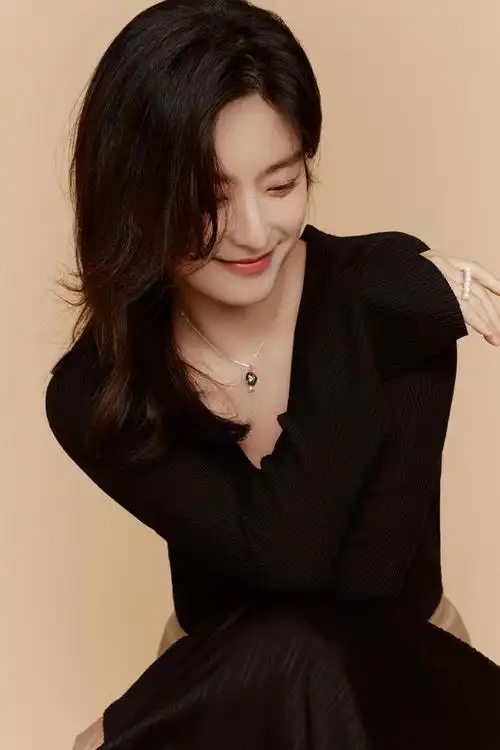 徐百卉气质太高级,穿黑色针织衫配拼接百褶裙,37岁美得好优雅