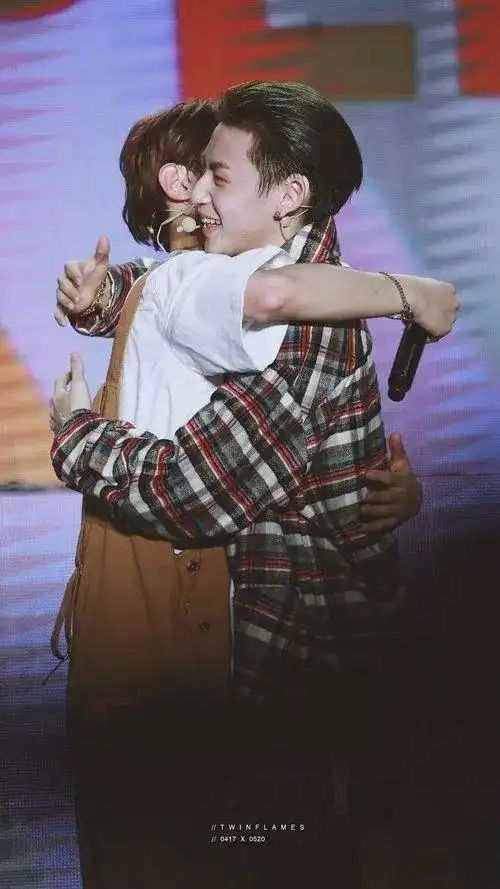 黄明昊爸爸抱小鬼妈妈np成员轮流抱小鬼为他庆生粉丝感动落泪