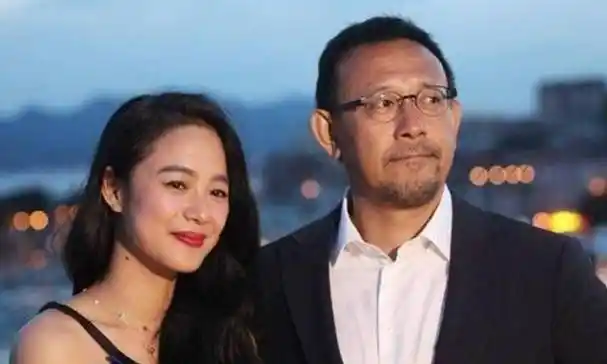 与法国妻子离婚,42岁姜文娶26岁周韵,15年相互陪伴,幸福美满