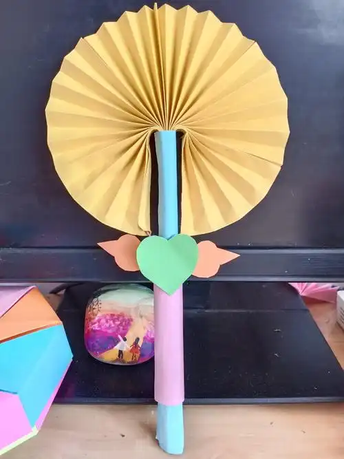 听董老师讲故事,跟董老师来做手工啦!