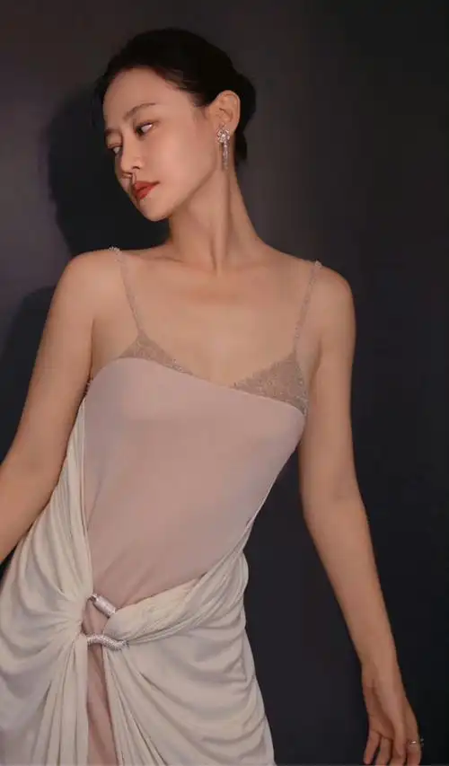 谭卓高定首穿成国内第一吊带外像裹床单不显身材却别具一格