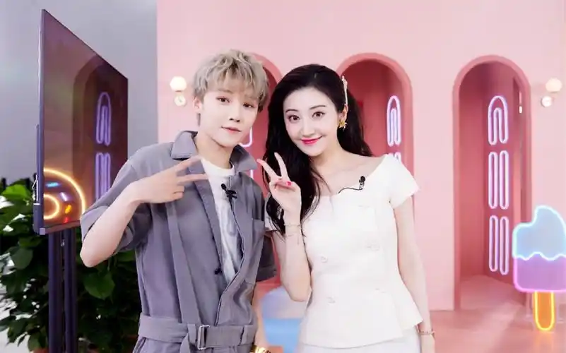 刘雨昕景甜直播间popping福利(景甜姐姐被昕妹儿带走了～两个人好可爱