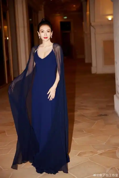 章子怡穿开衩裙大秀美腿