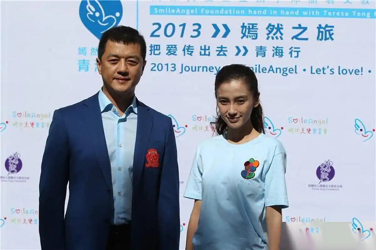 angelababy同框李亚鹏旧照,没有美颜滤镜,模样好真实