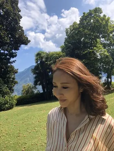 "最美赵敏"黎姿近照曝光,穿白衬衣气质如少女,看不出有49岁_照片