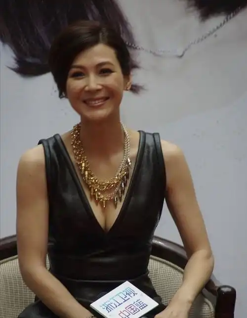 童蕾40 气质愈发勾人,穿连身裙勾勒曲线,好身材用首饰装点更美__财经