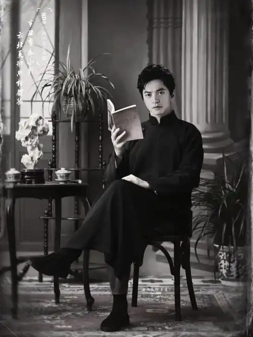 温文尔雅的民国少爷小亮