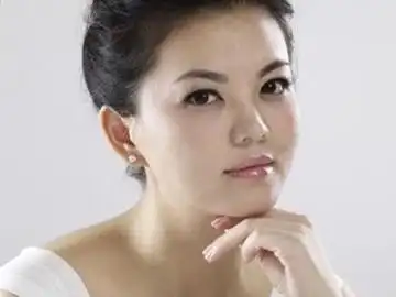 高额头方下巴女发型,方下巴的女人是啥脸型_女生扫一扫脸型配发型