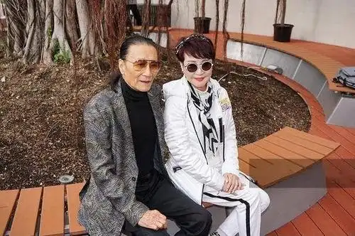 69岁谢霆锋妈妈狄波拉与58岁老公出行,搂腰摸头杀不避嫌超甜