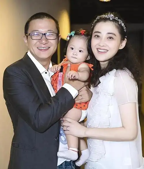 现如今,梅婷跟鄢颇离婚已经16年了,他们俩的生活却是天差地别!