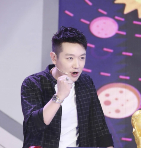 离开《天天向上》四年的田源,近况大不如前,做主播带货狂吃虾