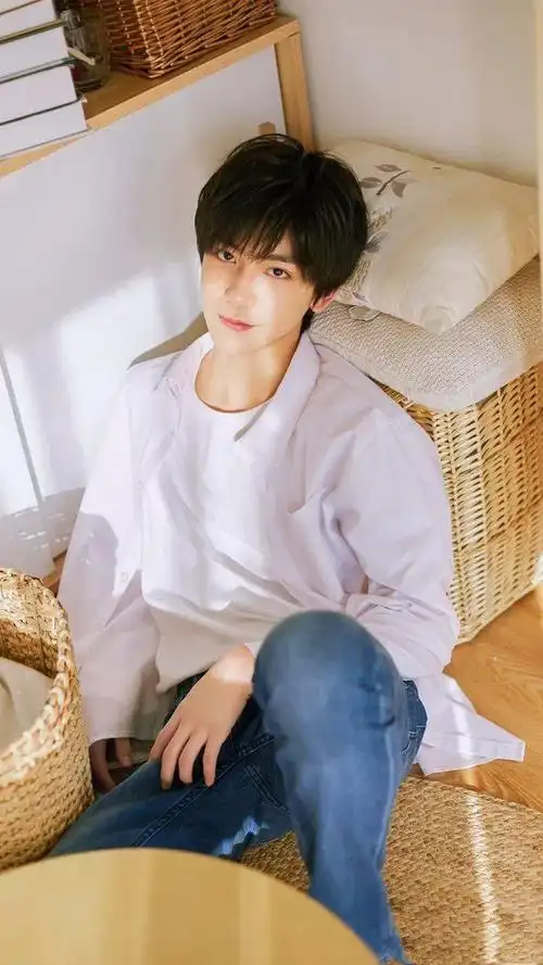 手机壁纸李天泽