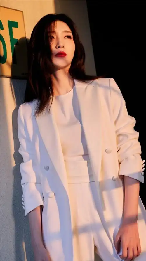 江疏影白色西装飒气美艳黄昏楼道图片写真